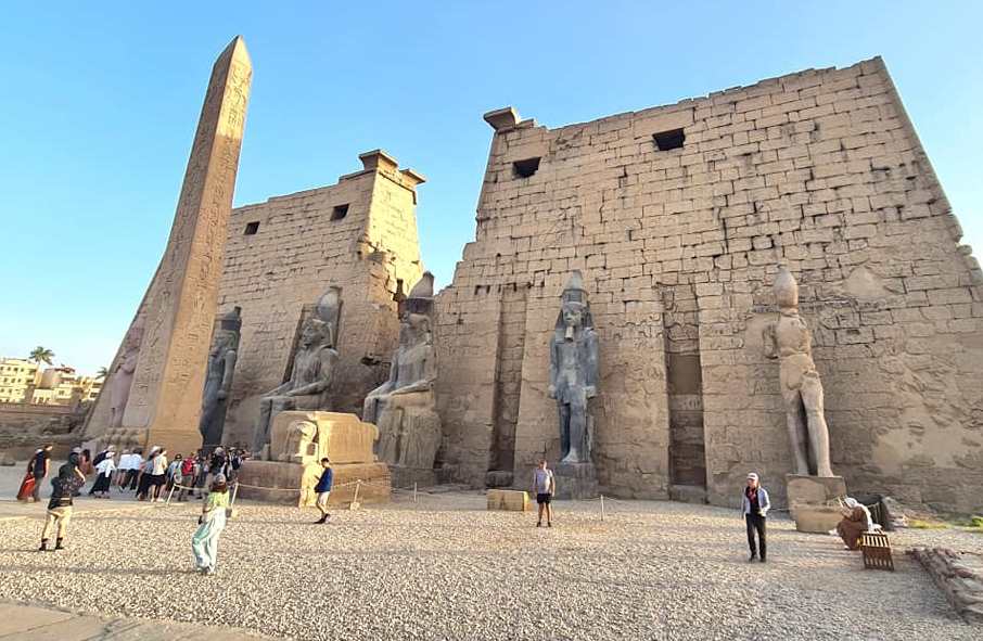 زيارات السائحين اليومية فى معبد الأقصر بكورنيش النيل