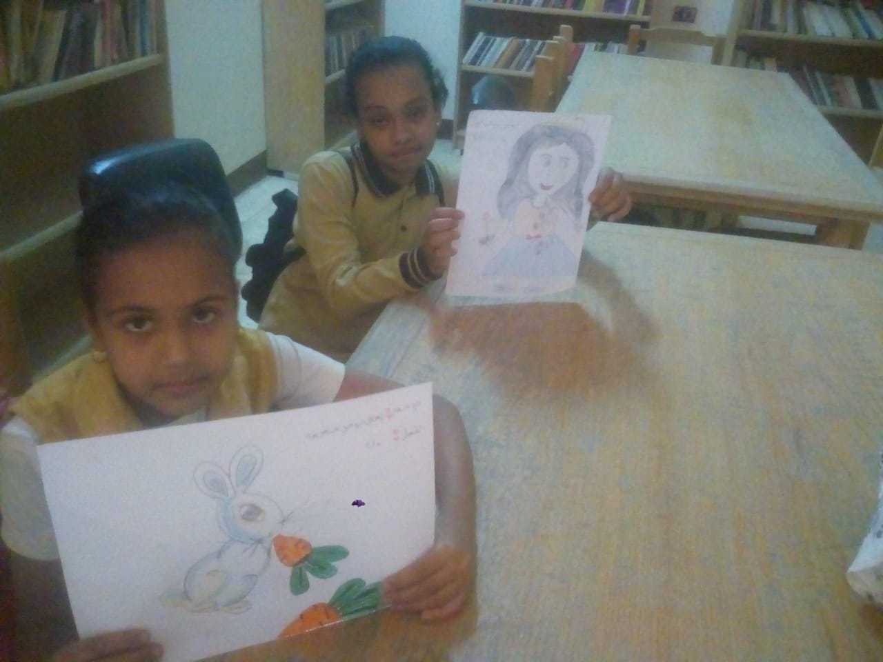 تعليم الأطفال فى ورش الرسومات بالأقصر