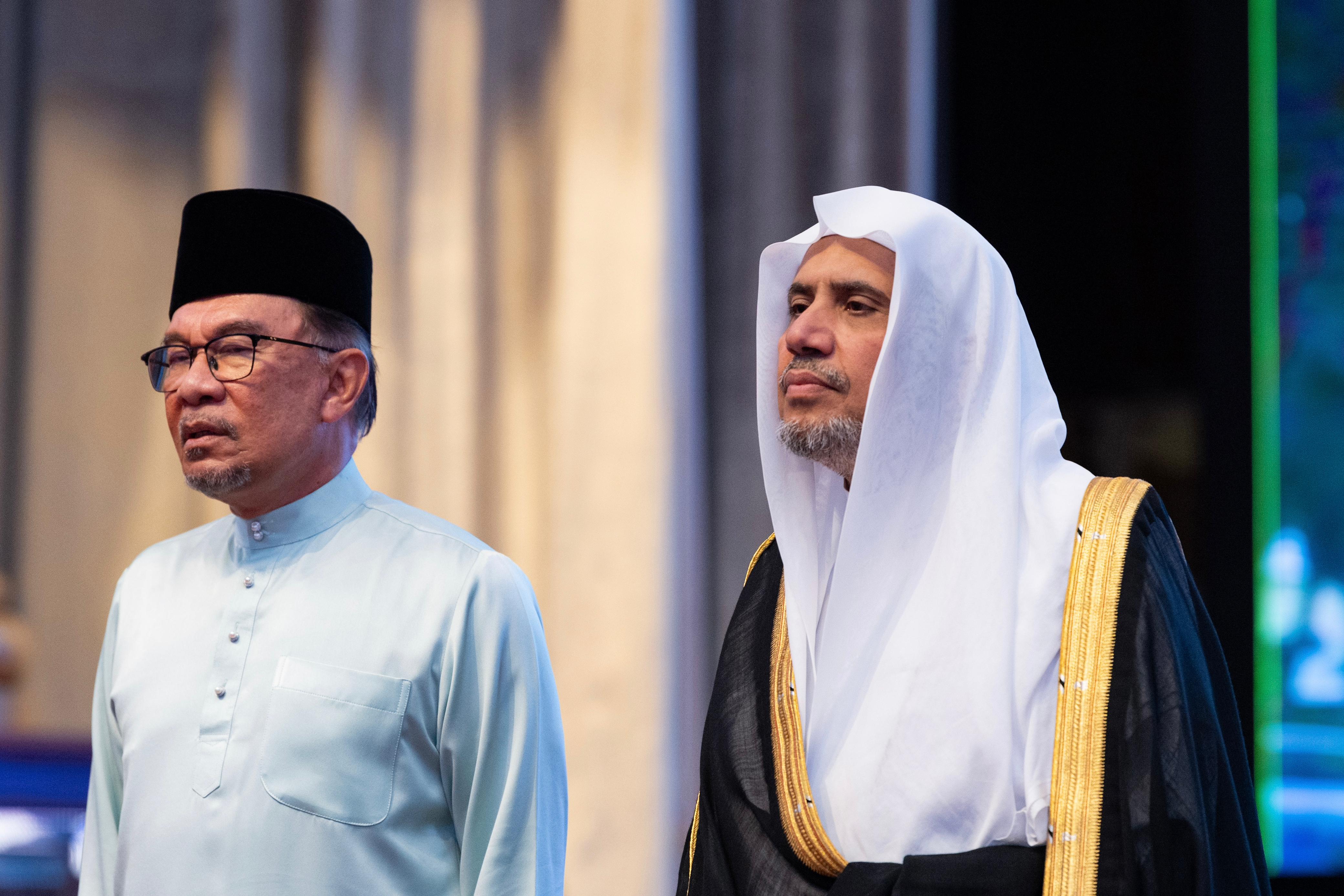 الشيخ العيسى مع رئيس وزراء ماليزيا على منصة حفل افتتاح المؤتمر