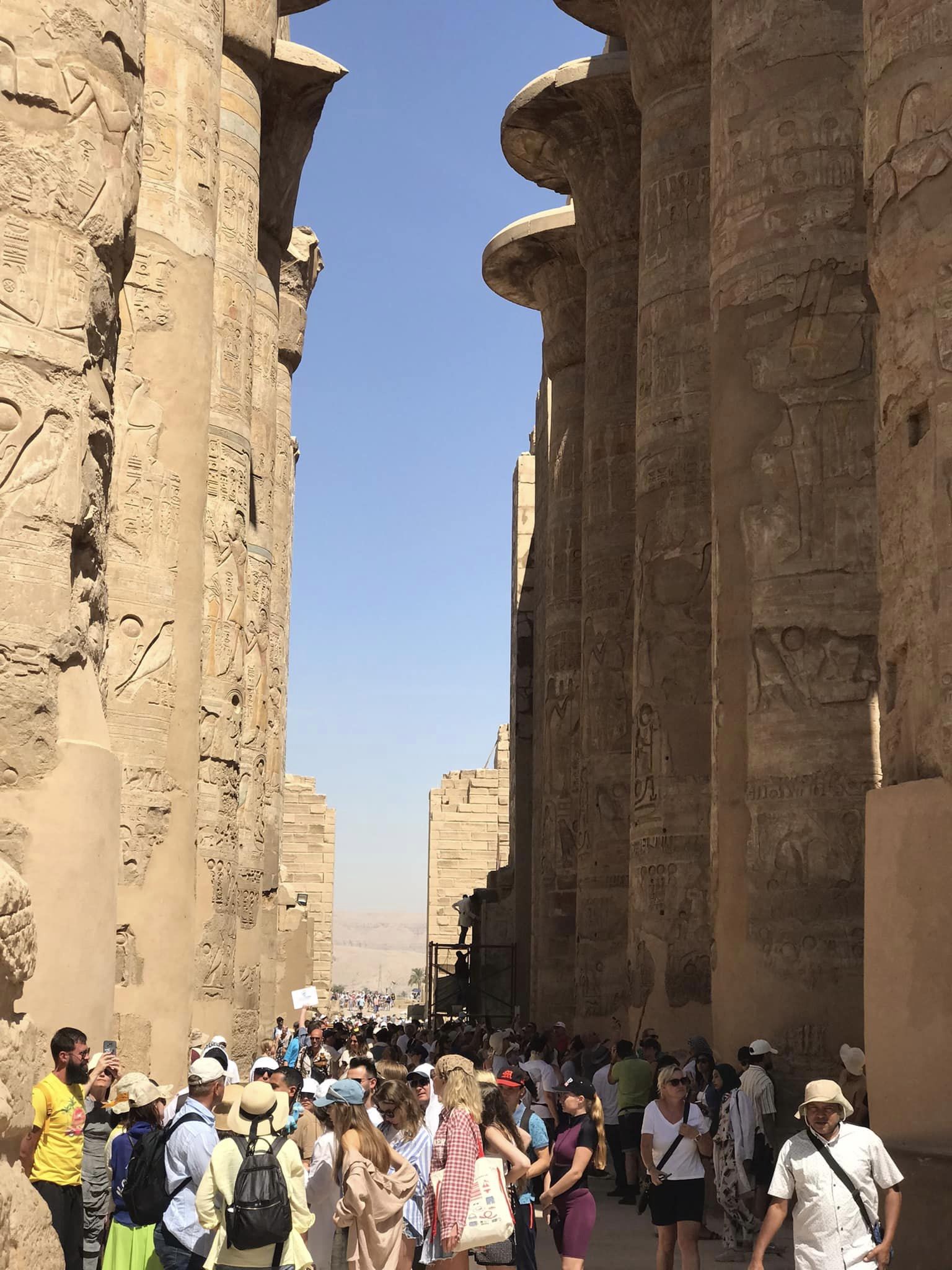أفواج كبيرة من السائحين بين أعمدة الكرنك أفواج كبيرة من السائحين بين أعمدة الكرنك