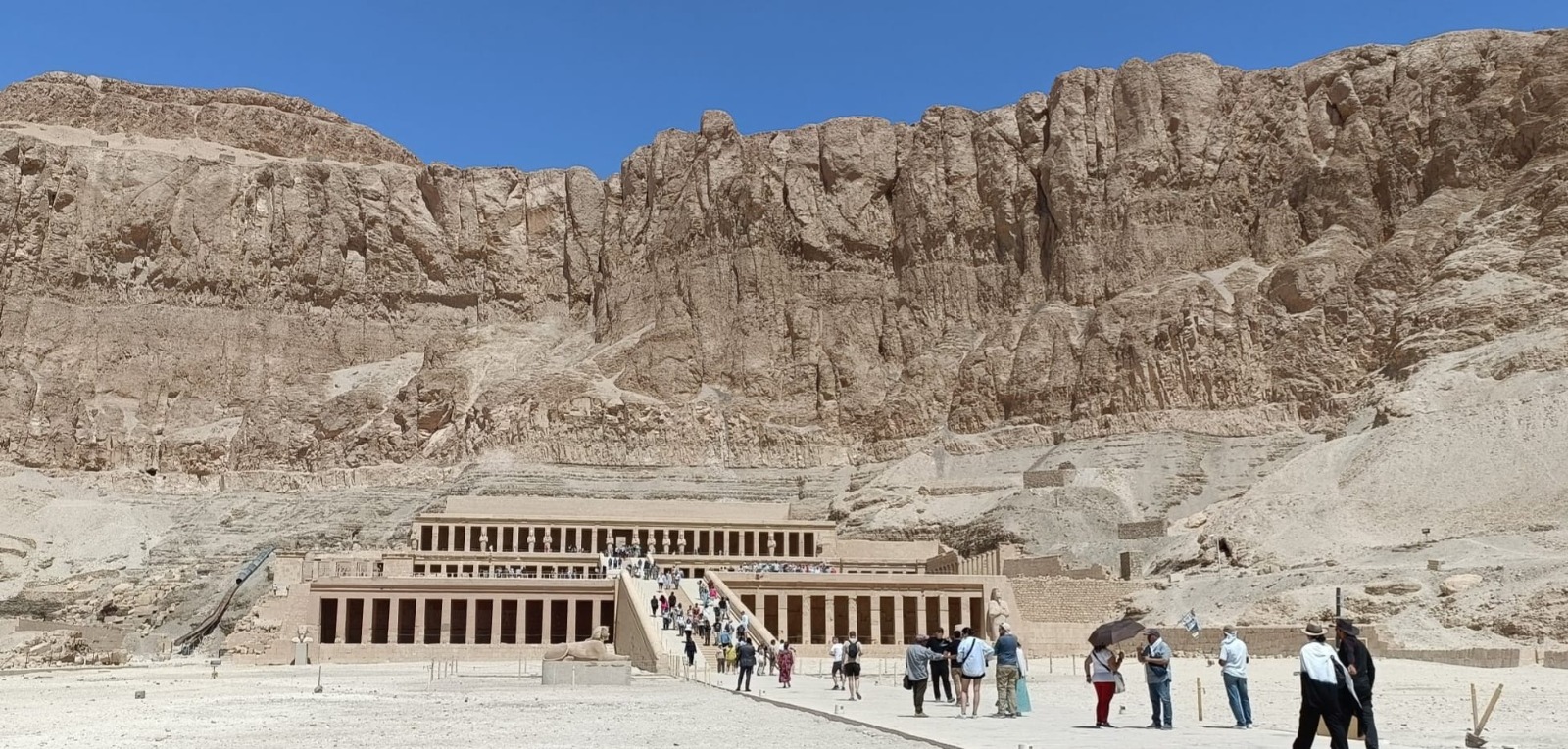 زيارات سياحية مميزة فى معبد الدير البحرى بالأقصر زيارات سياحية مميزة فى معبد الدير البحرى بالأقصر