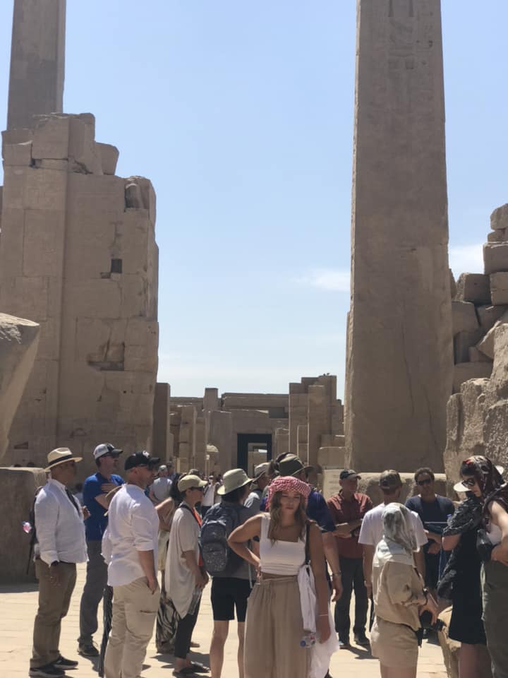 السياح يستمتعون داخل المعابد فى الطقس الربيعي السياح يستمتعون داخل المعابد فى الطقس الربيعي