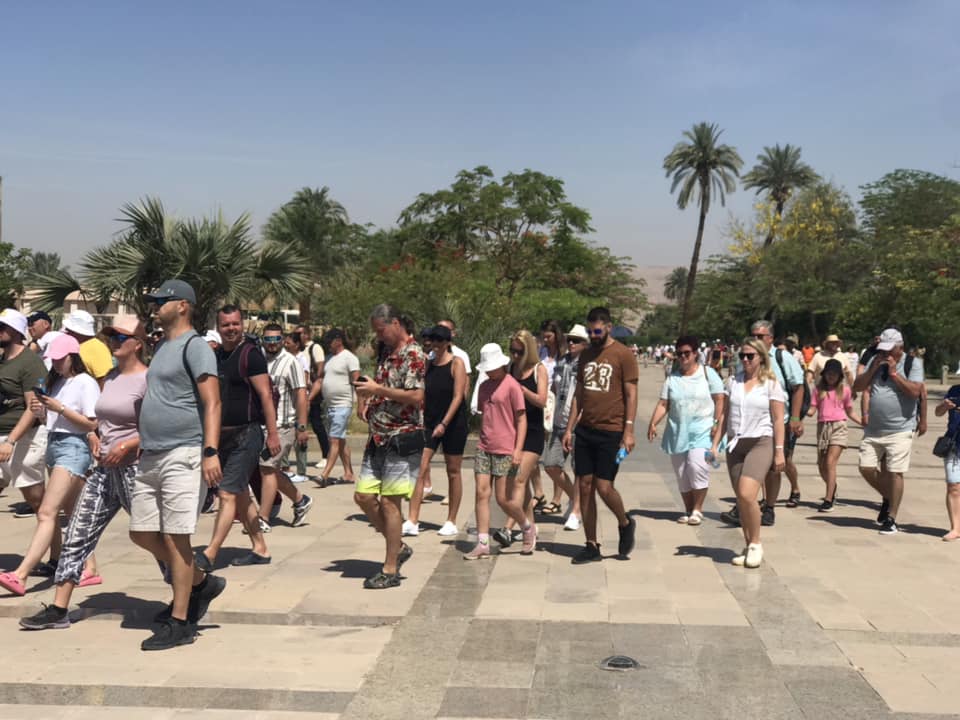 الأفواج السياحية خلال توافدها على المعابد بالأقصر صباحاً الأفواج السياحية خلال توافدها على المعابد بالأقصر صباحاً
