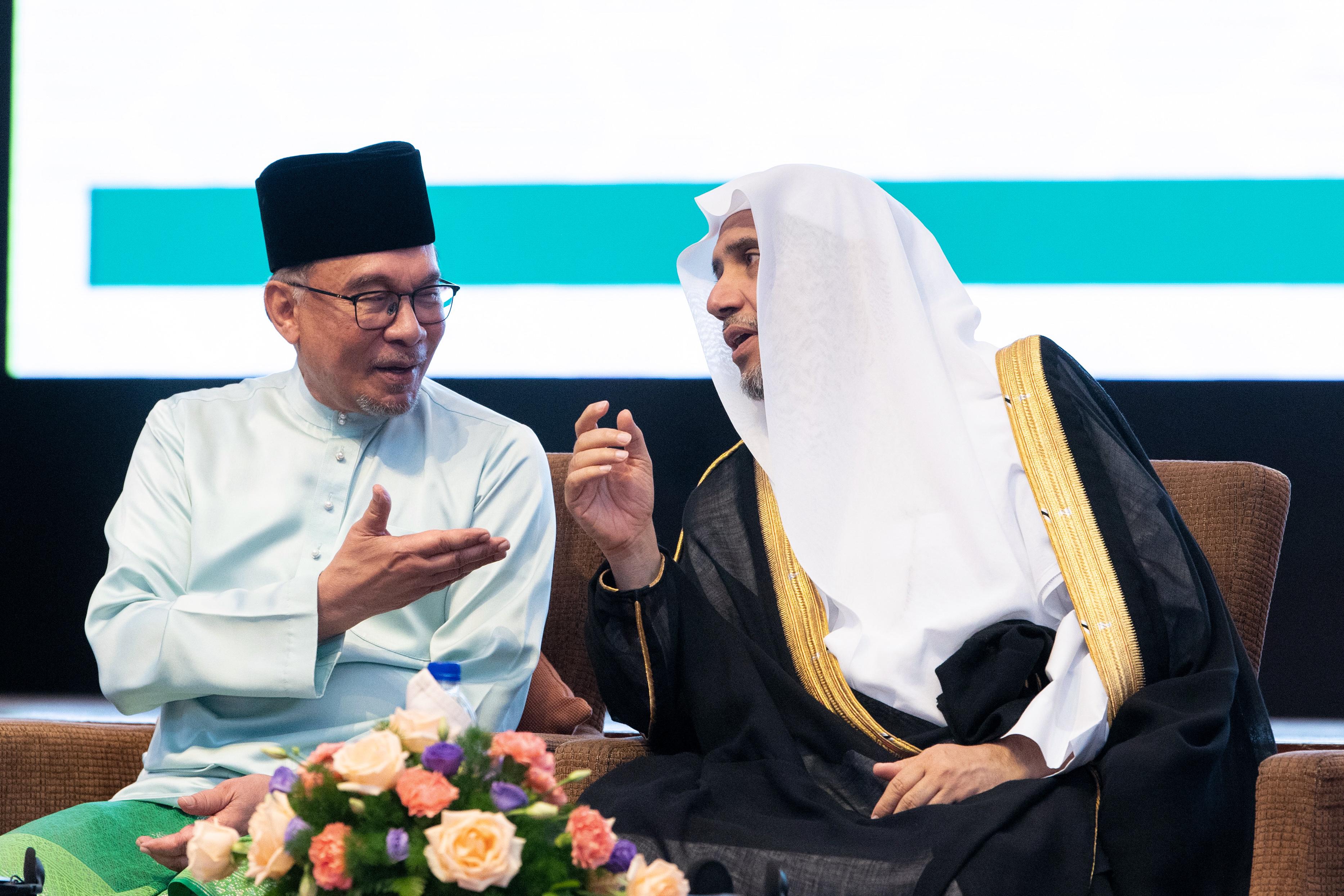 أمين عام الرابطة رفقة رئيس وزراء ماليزيا خلال انطلاق أعمال مؤتمر القادة الدينيين