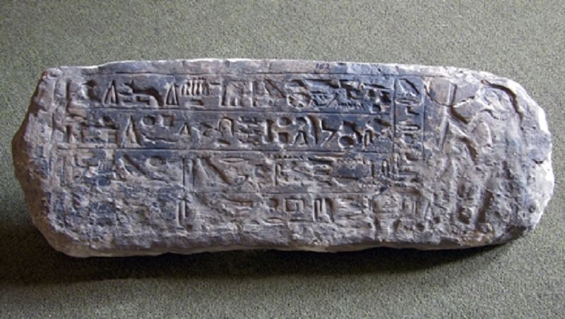لوحة حجرية من الحجر الجيري منقوش عليها نصوص تعود إلى المسئول عن المحاجر في شرق الدلتا، الذي كان يُقيم في مدينة بر باست