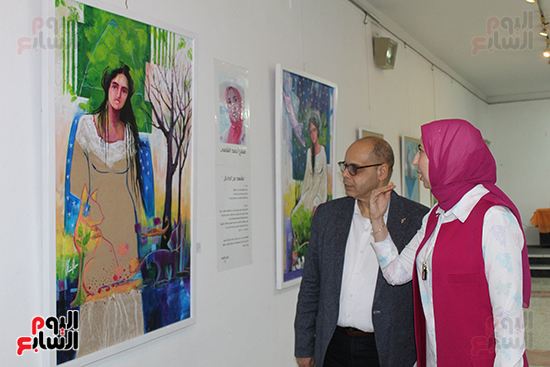 الكاتب الصحفي أكرم القصاص يشاهد لوحات المعرض