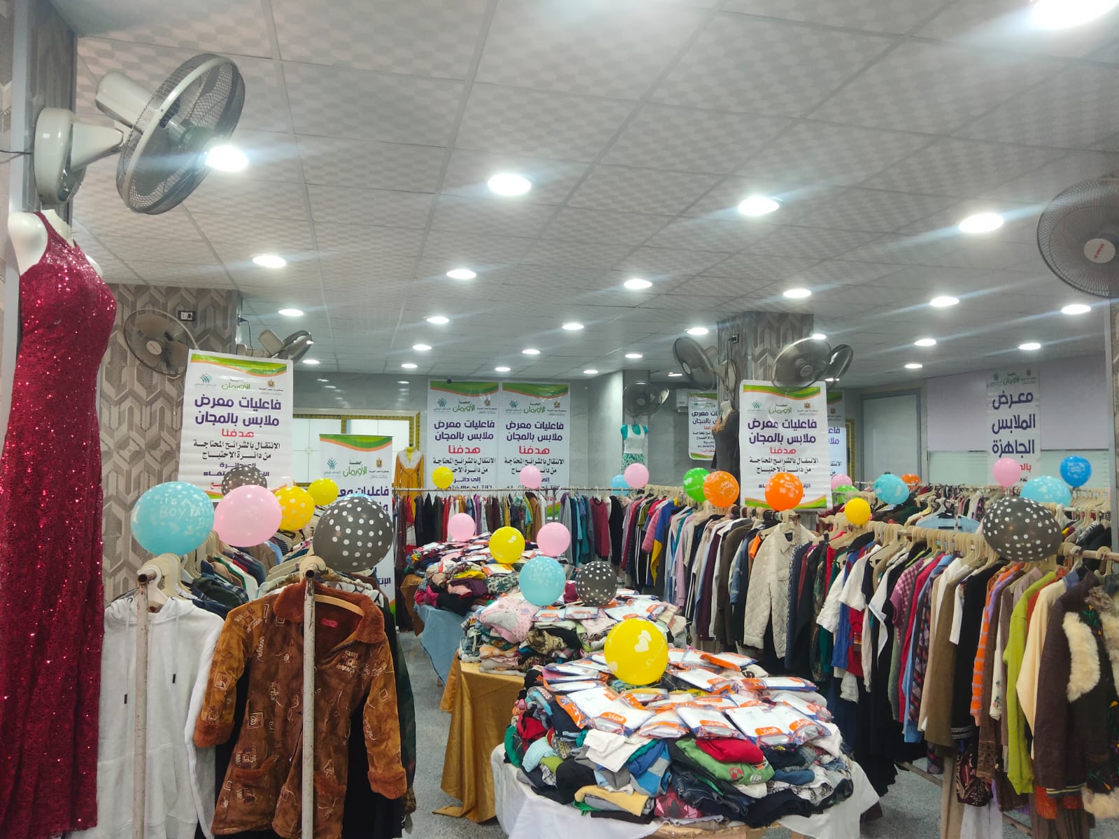 تنوع الملابس بالمعرض المجاني بكفر الشيخ