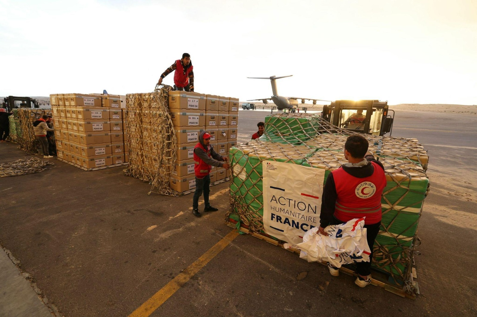 نقل المساعدات من مطار العريش لغزة