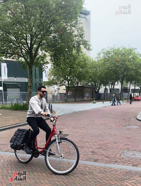 احمد-حلمي-يقود-عجلة-فى-هولندا