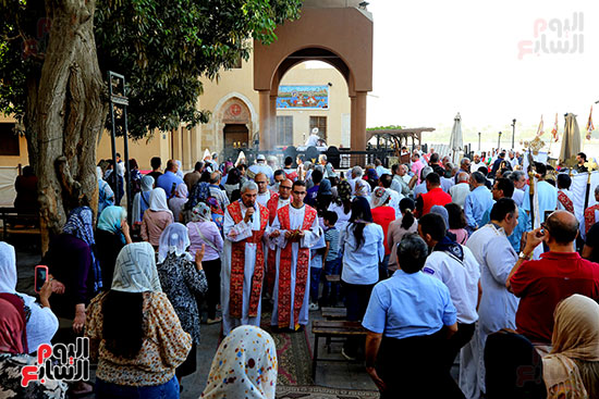 يمر الشمامسة والكهنة عبر الكنيسة يمر الشمامسة والكهنة عبر الكنيسة