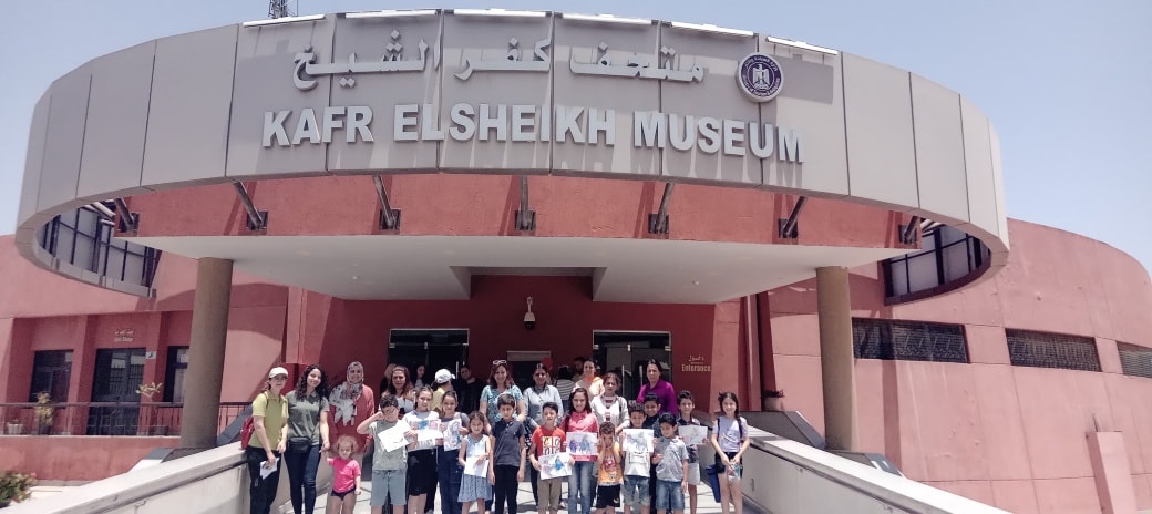 الأطفال المشاركون في الورشة الفنية أمام متحف كفر الشيخ