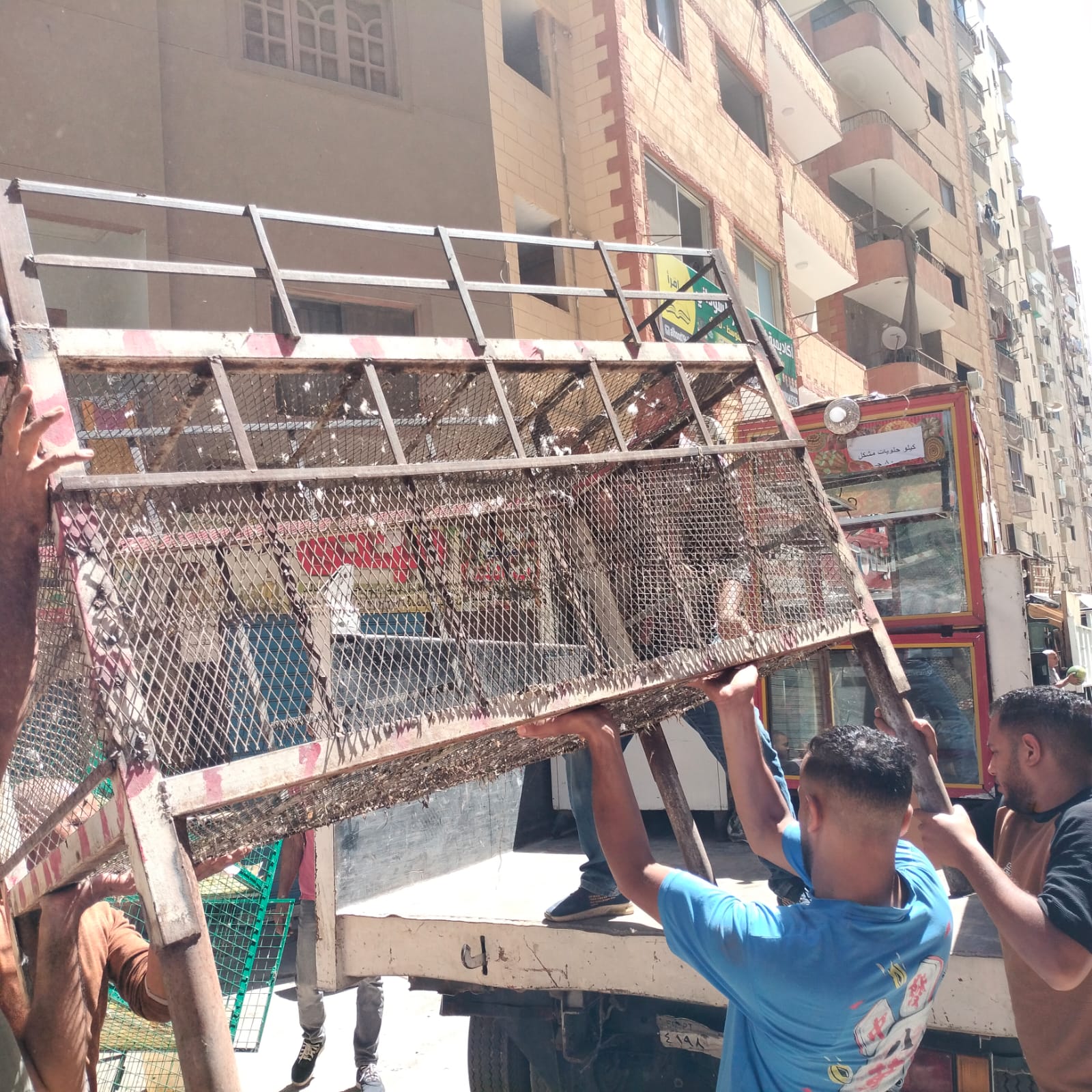 محافظة الجيزة تشن حملات لإزالة الإشغالات والتعديات على الطريق العام