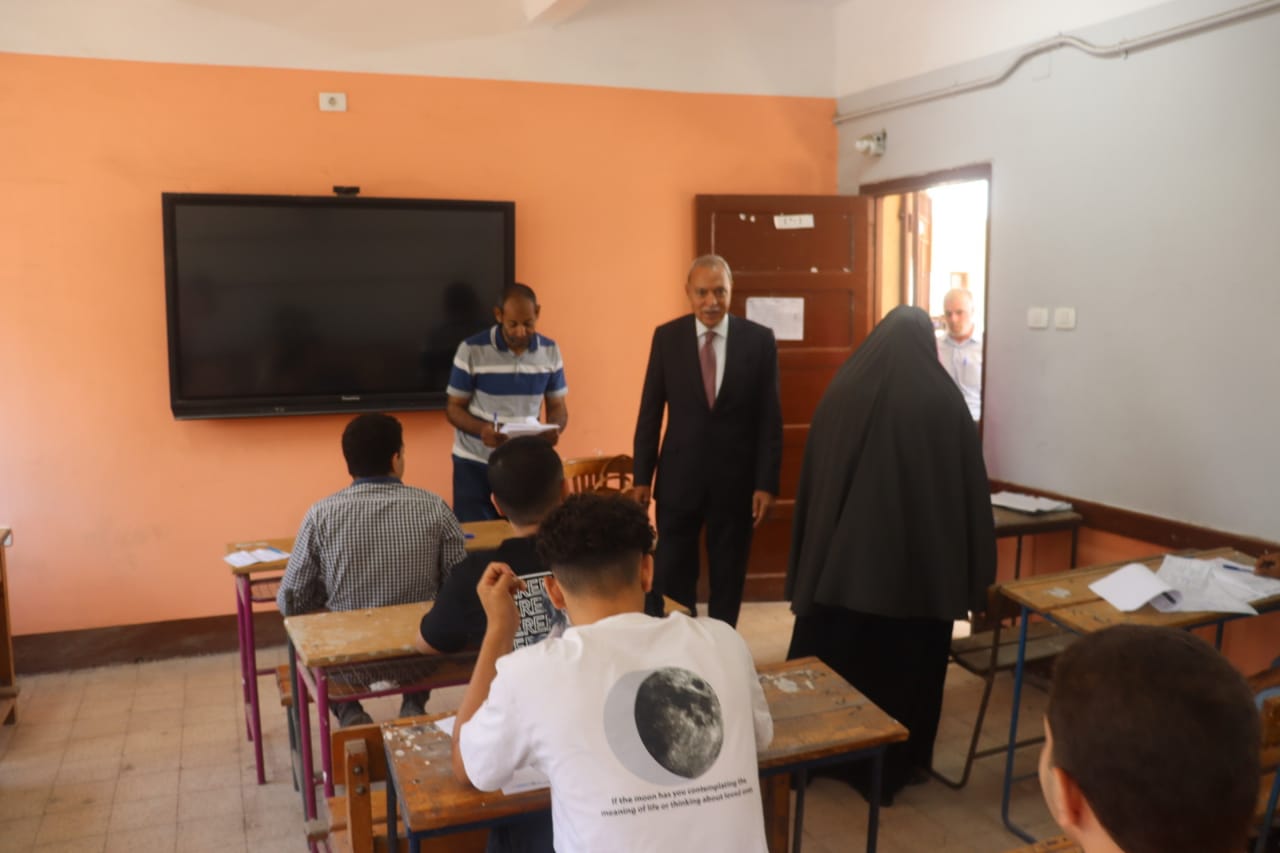 المحافظ يتفقد امتحانات الثانوية العامة