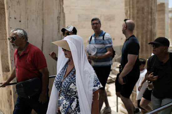 السياح المتوجدون فى اليونان