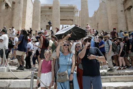 سياح أجانب فى اليونا