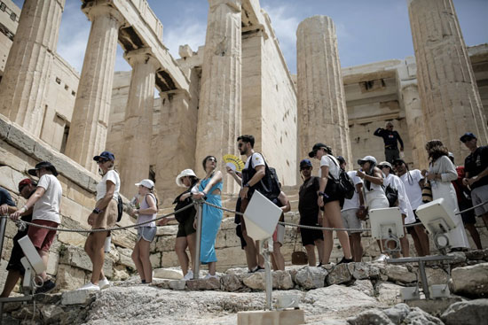 رواج سياحى كبير على مهابد اليونان