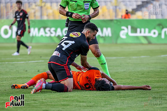محمد عبد المنعم  مع لاعب فاركو