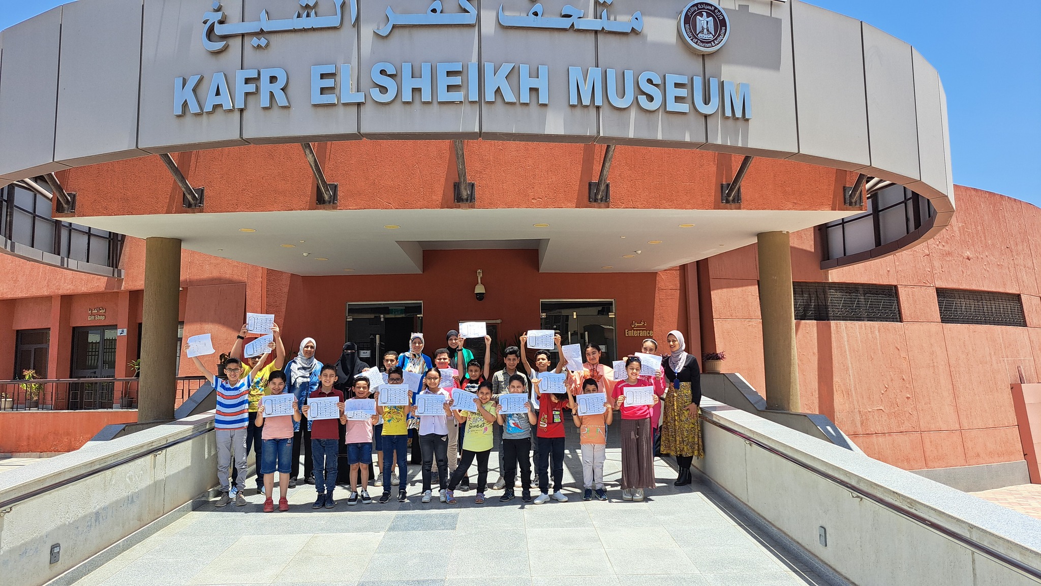 الأطفال امام متحف كفر الشيخ المشاركون في  الورشة التدريبية