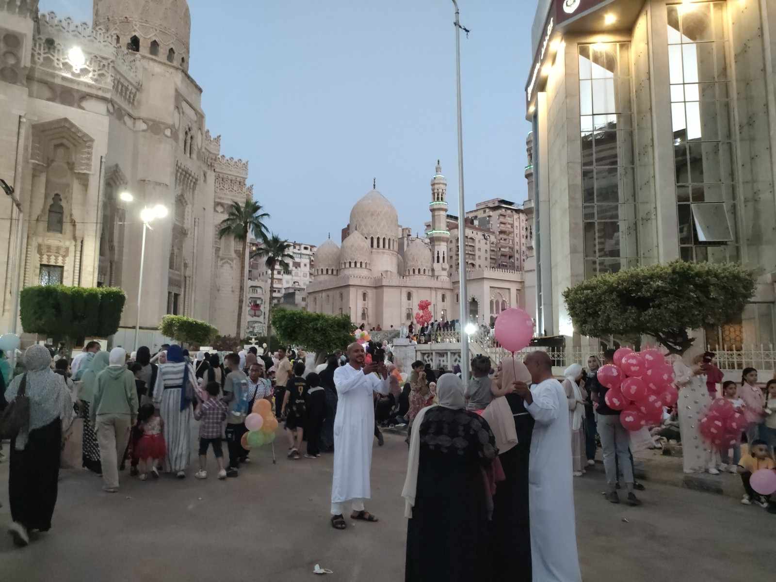 توافد المصلين علي ساحة مسجد المرسي ابو العباس بالإسكندرية