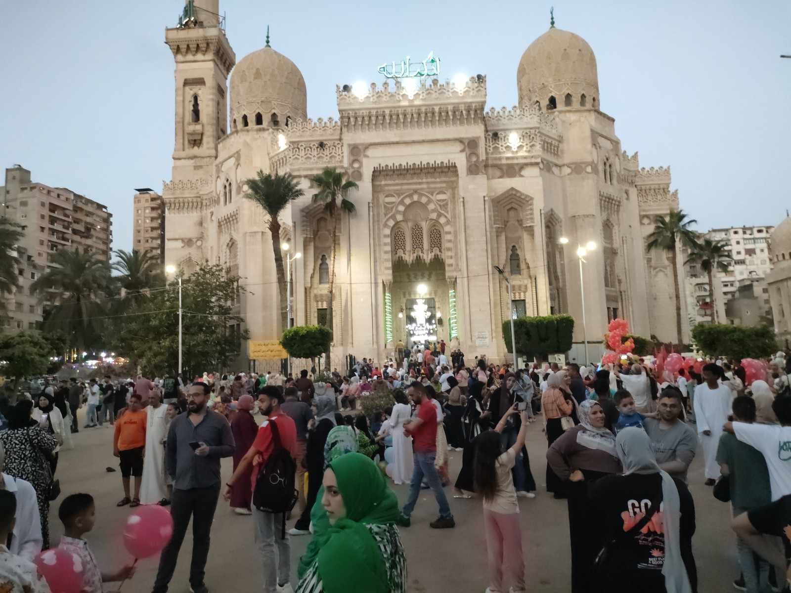 المصلين يتوافدون على ساحة ومسجد المرسي ابو العباس بالإسكندرية