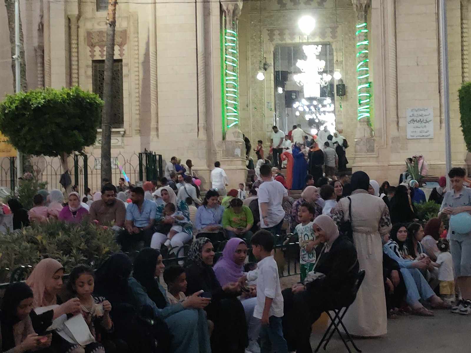 توافد المصلين بمسجد المرسي ابو العباس بالإسكندرية