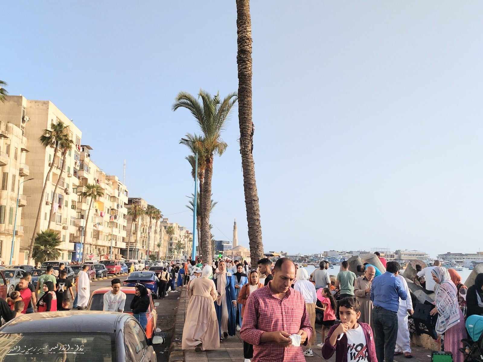 توافد الاسر علي كورنيش الإسكندرية اول ايام عيد الاضحى