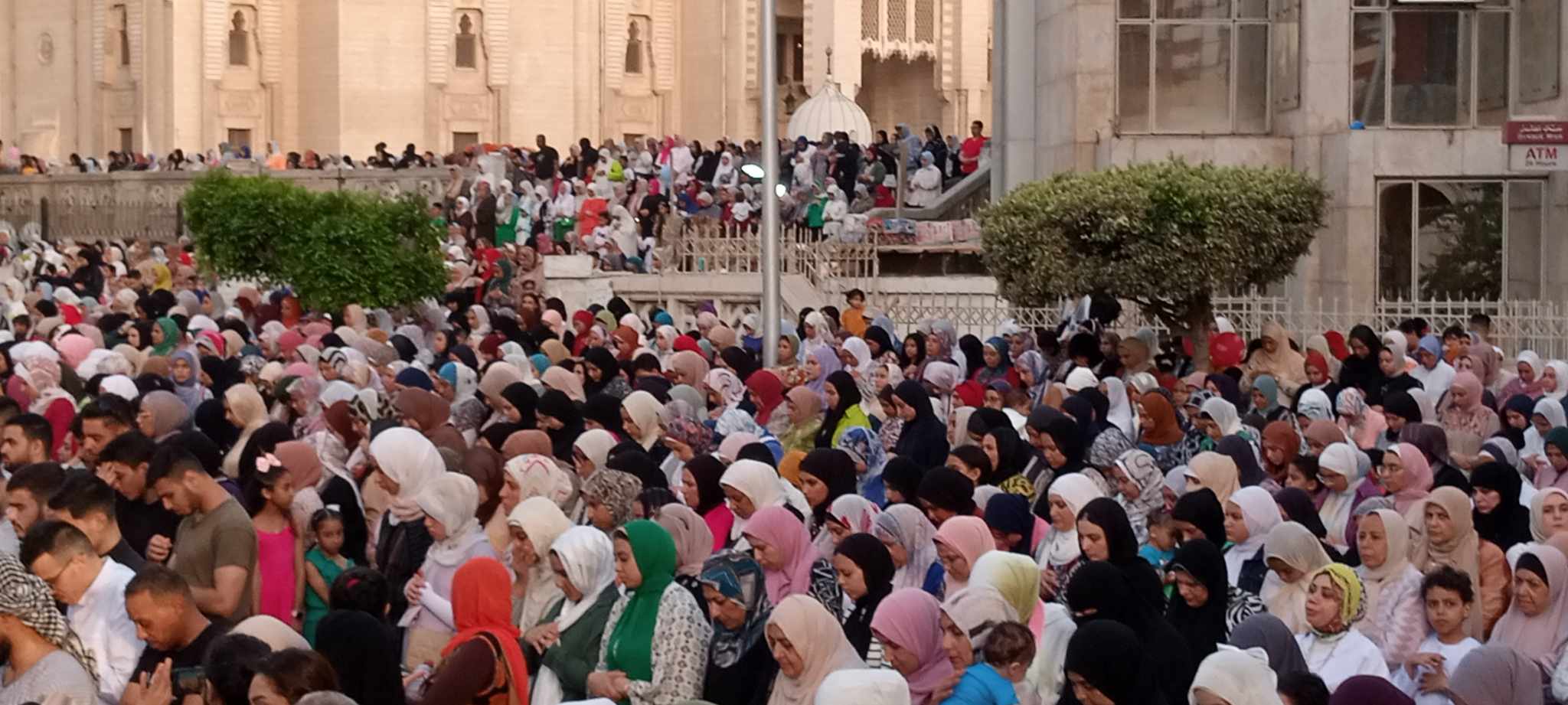 المصلين في ساحة مسجد المرسي ابو العباس بالإسكندرية