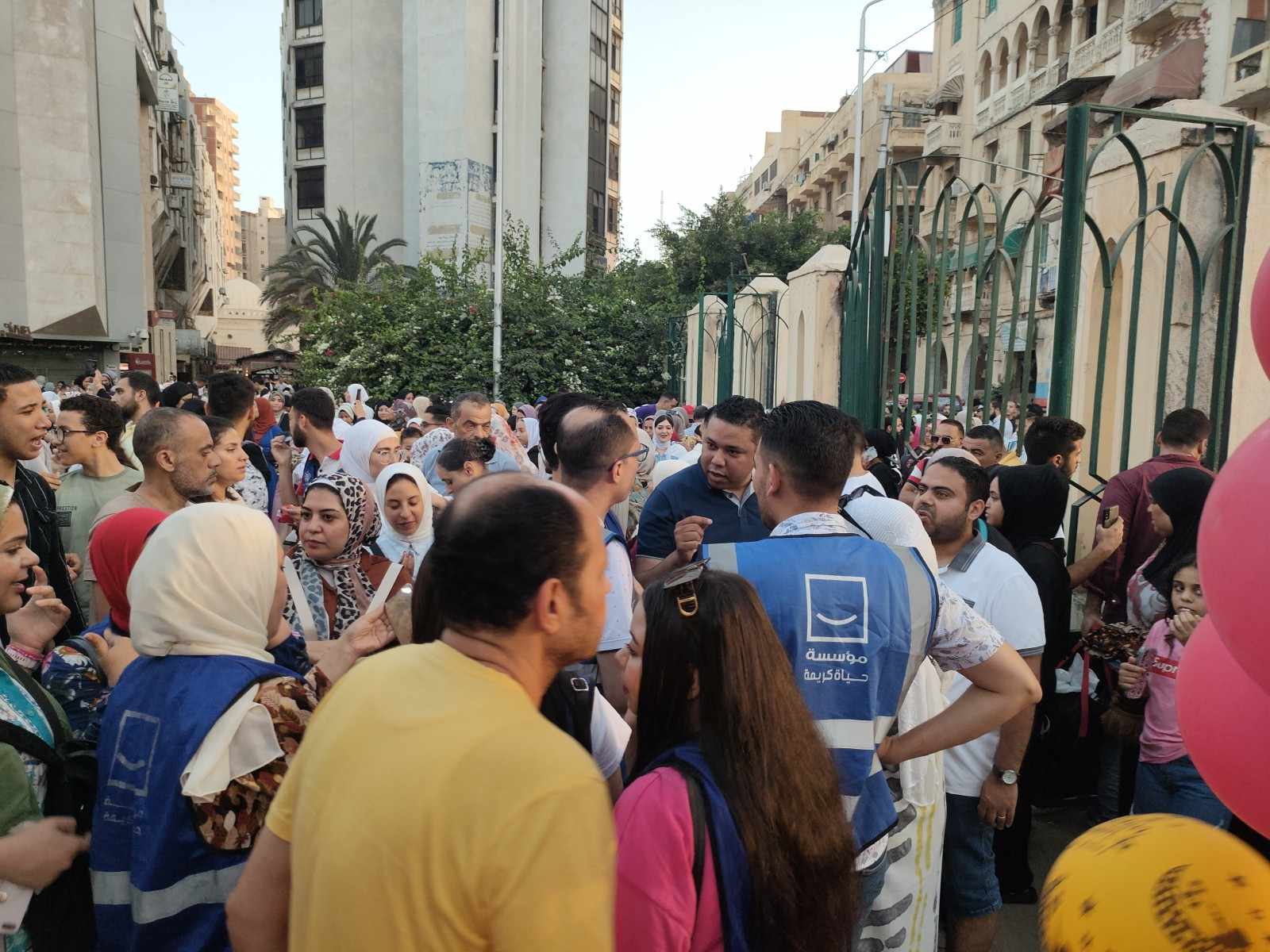 توزيع حلوي علي الاطفال بمسجد المرسي ابو العباس بالإسكندرية