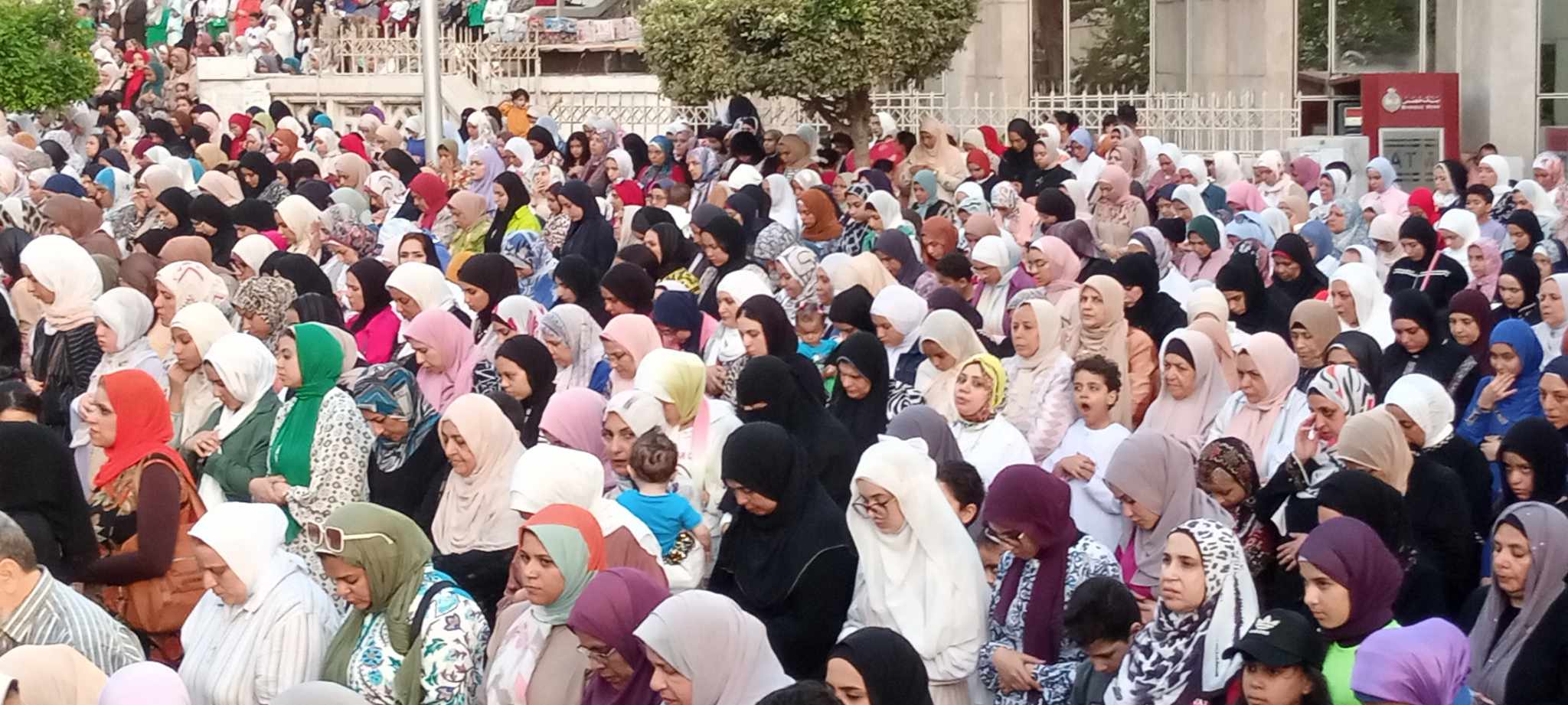 الالاف داخل ساحة ابو العباس لأداء صلاة عيد الأضحى بالإسكندرية