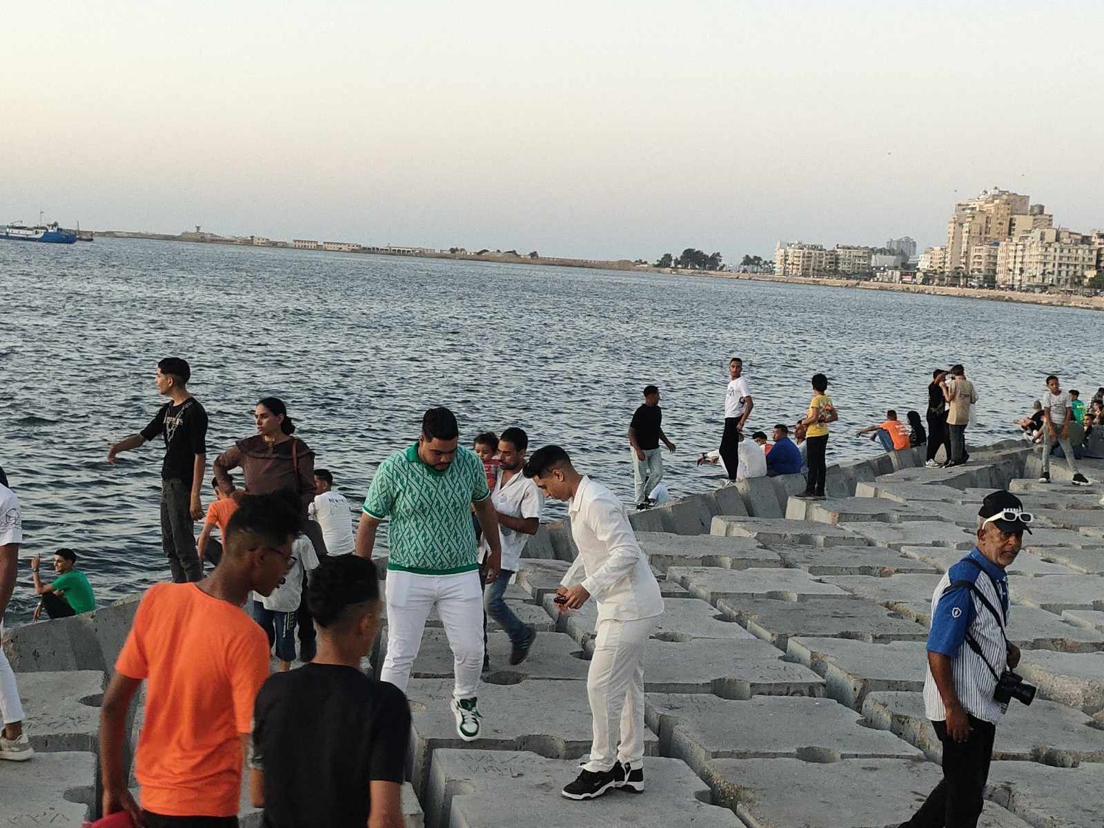 المواطنين يستمتعون بطقس الإسكندرية اول ايام عيد الاضحى