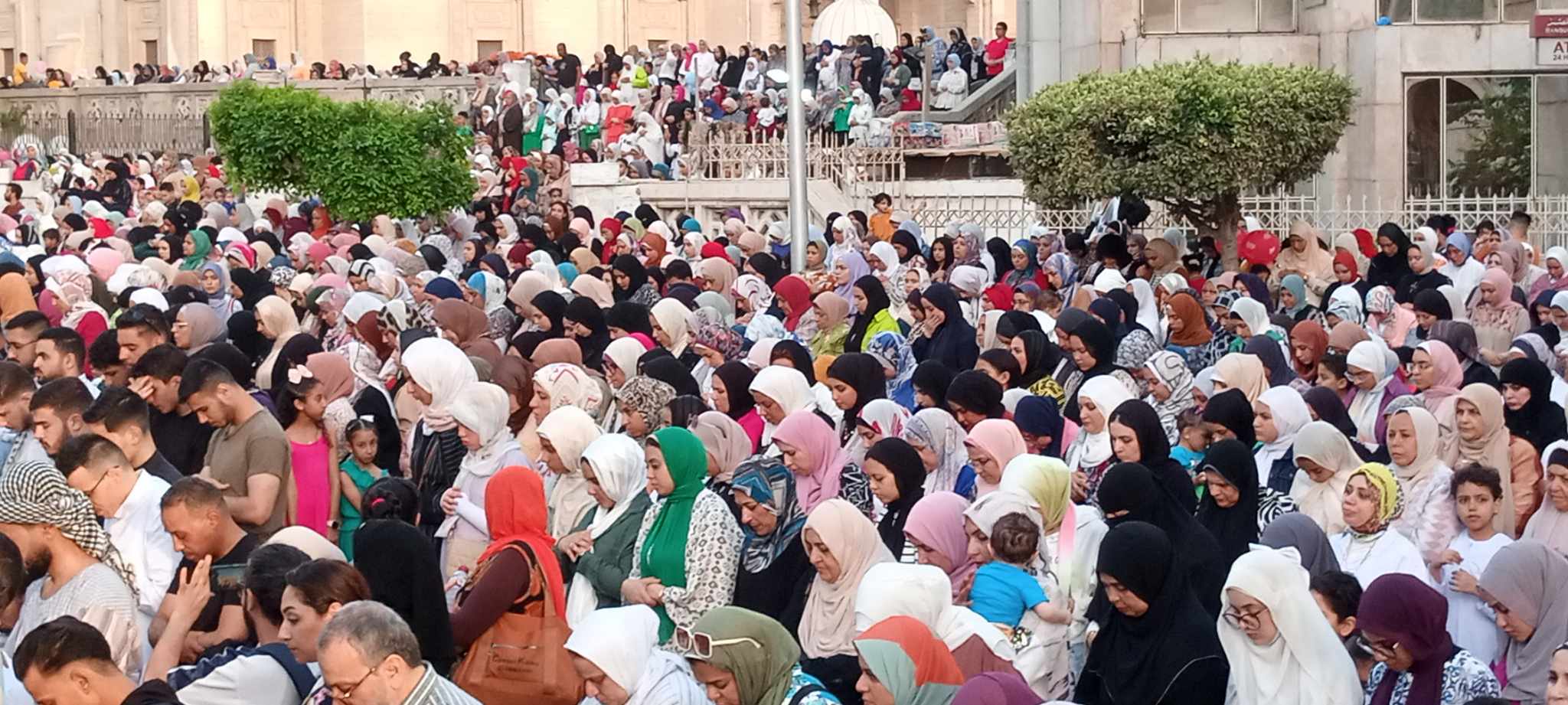 الالاف من المصلين داخل ساحة مسجد المرسي ابو العباس بالإسكندرية