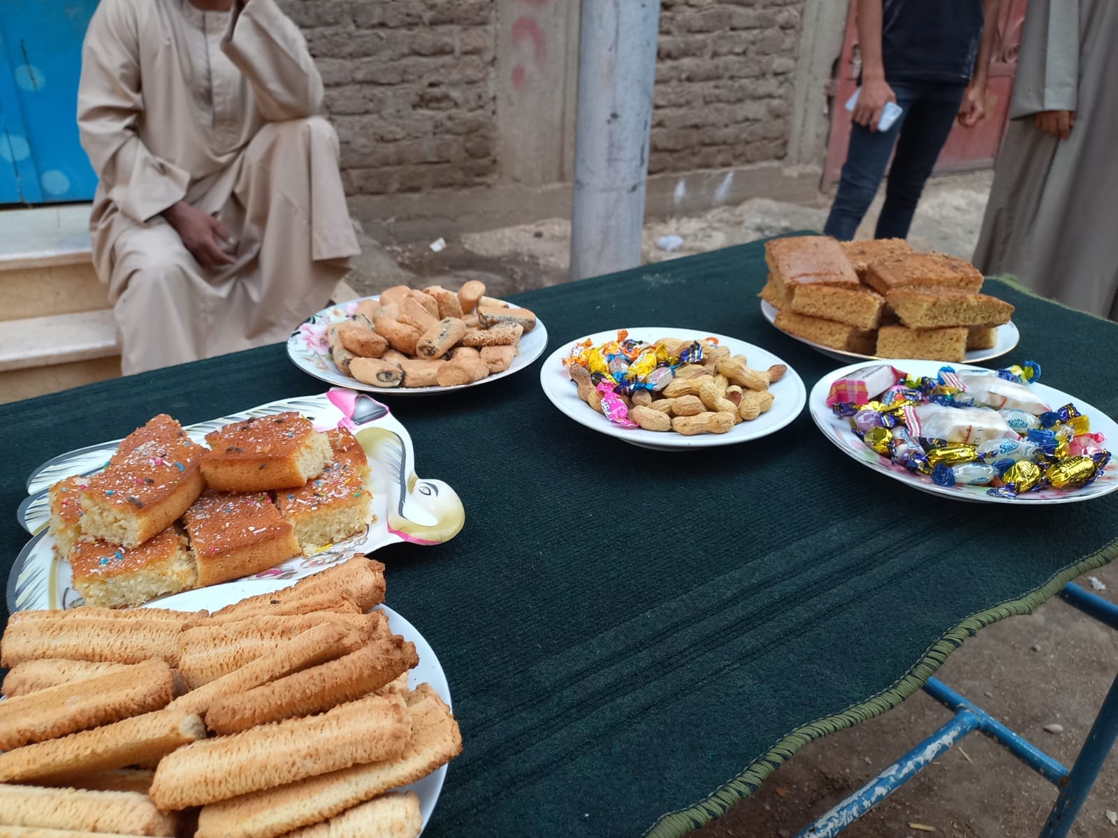 حلويات وكيك فى ائدة افطار العيد بنجع الدار