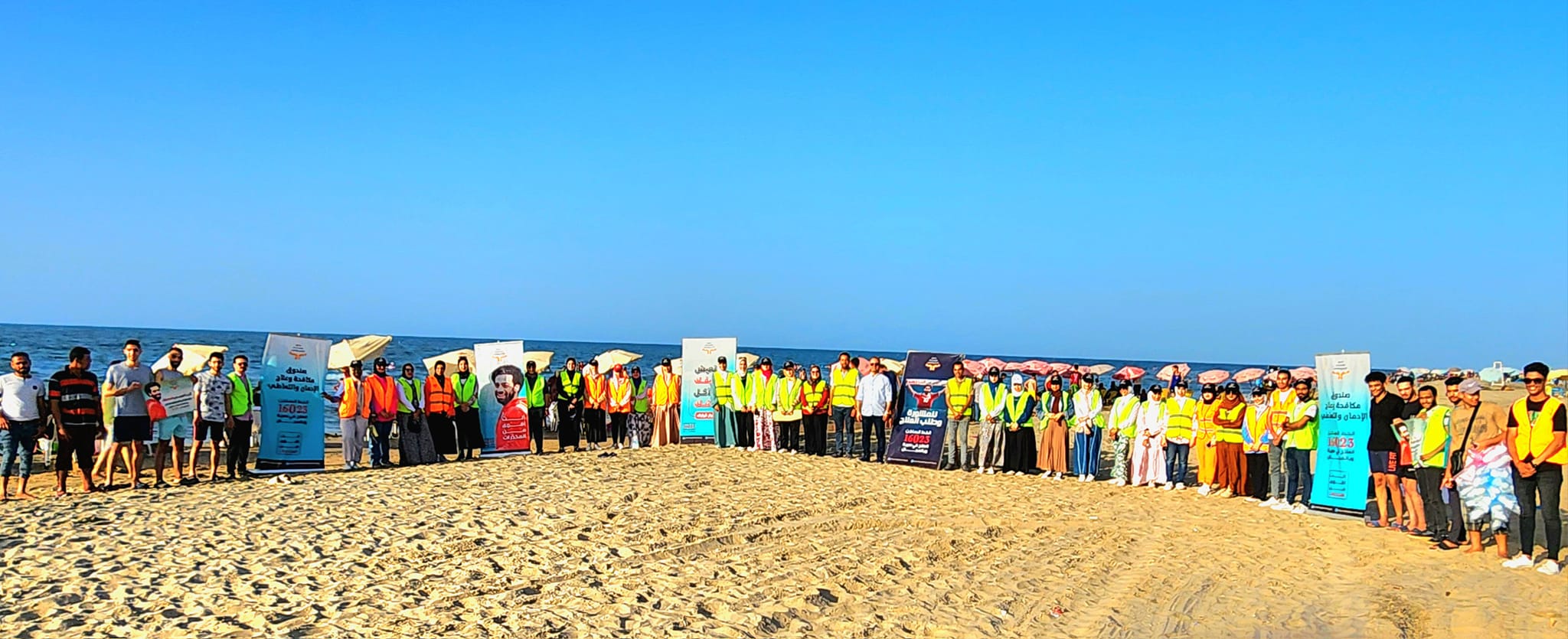 أعضاء الحملة على شاطئ مصيف بلطيم