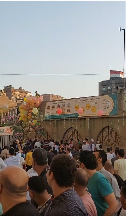 إلقاء البالونات على المصلين بعد انتهاء صلاة عيد الأضحى بالمحلة