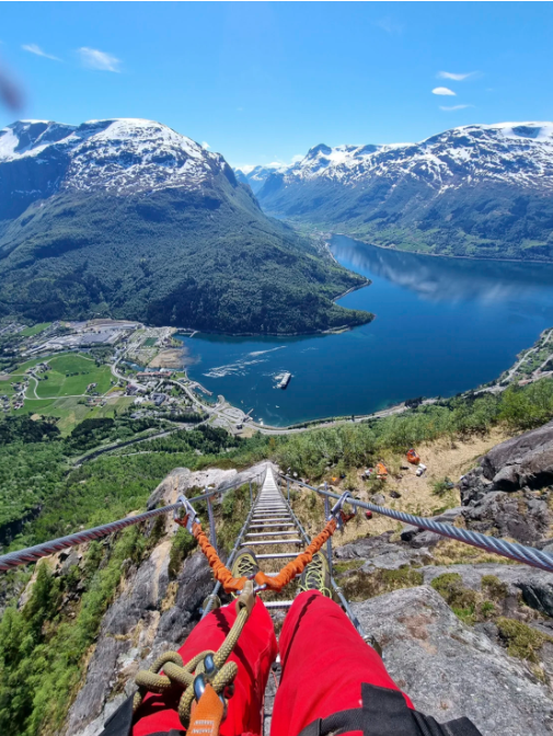 مغامرة نزول السلم العائم في النرويج