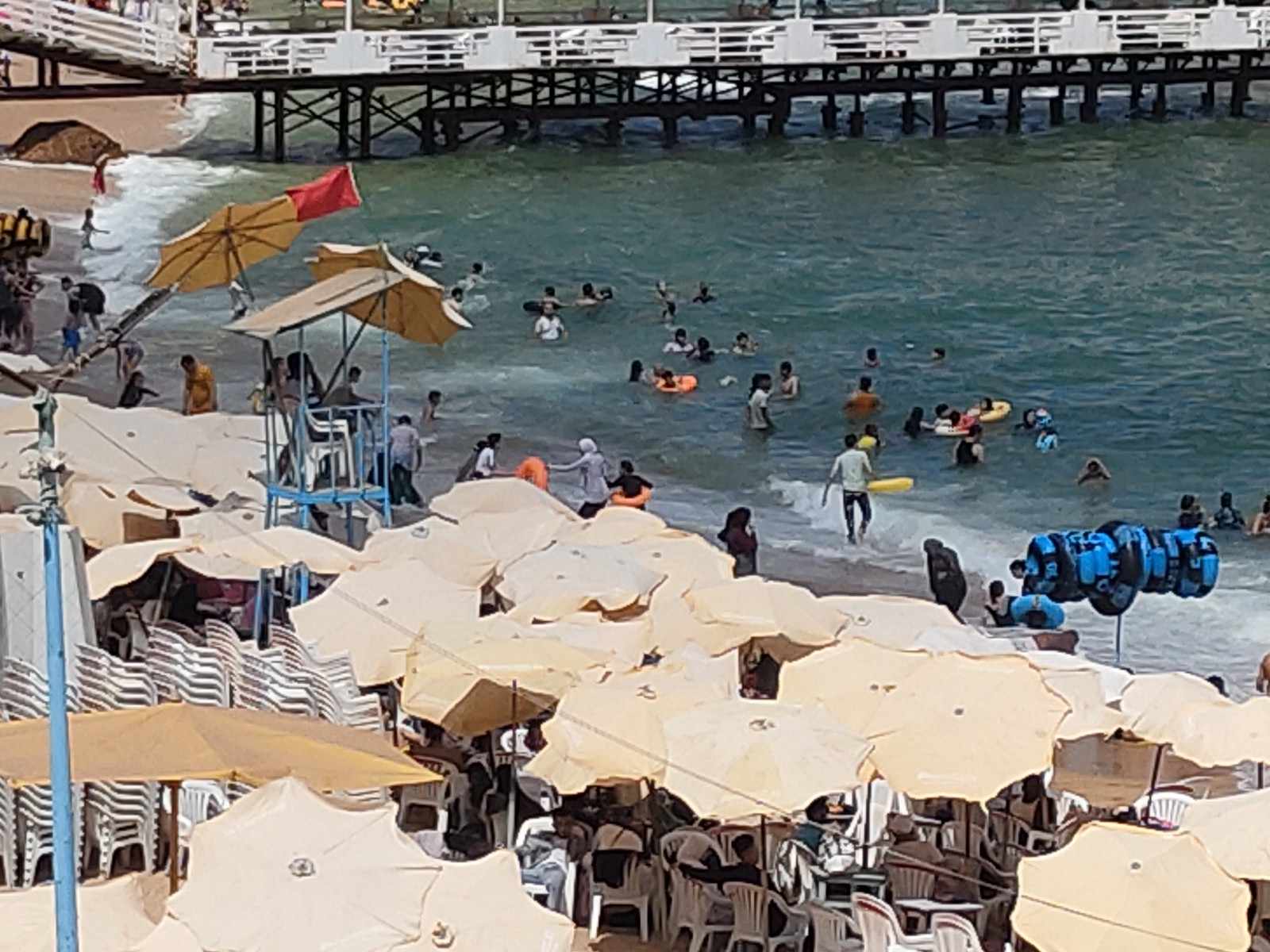 اقبال ثان أيام عيد الأضحى على شواطئ الإسكندرية