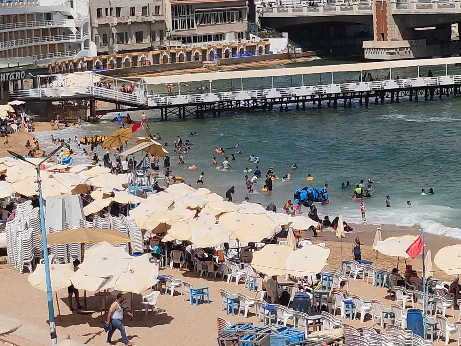 توافد المواطنين على شواطئ الإسكندرية ثان أيام عيد الأضحى