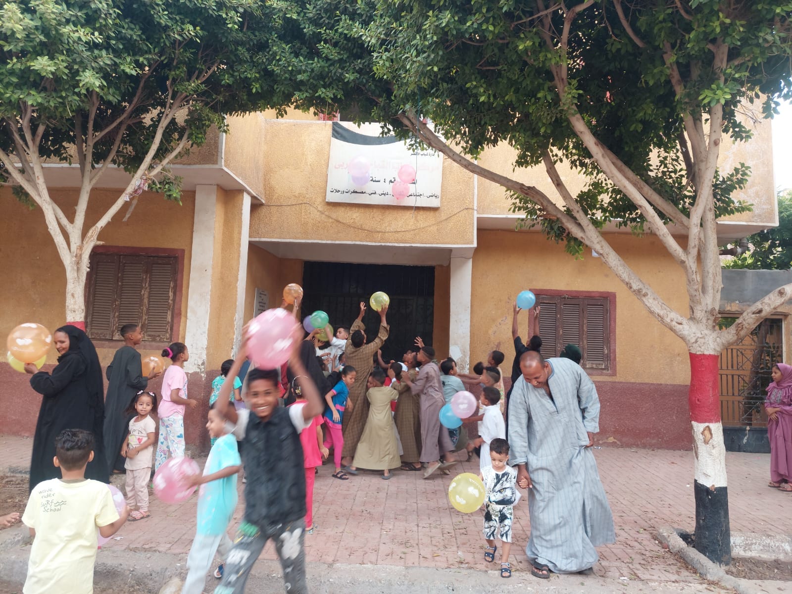 توزيع بالونات للأطفال فى مركز شباب القباحي الغربي