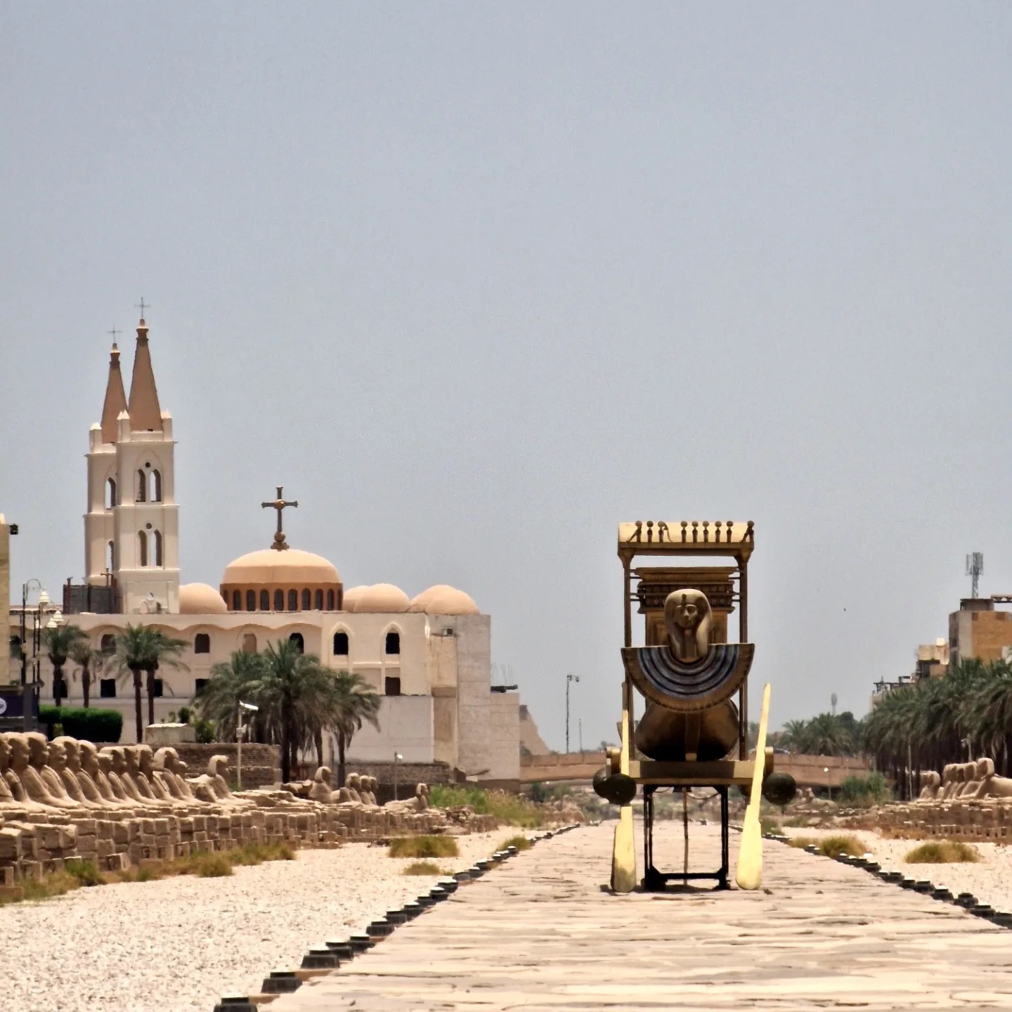 طريق الكباش الفرعونى يجذب السائحين لزيارته بالأقصر