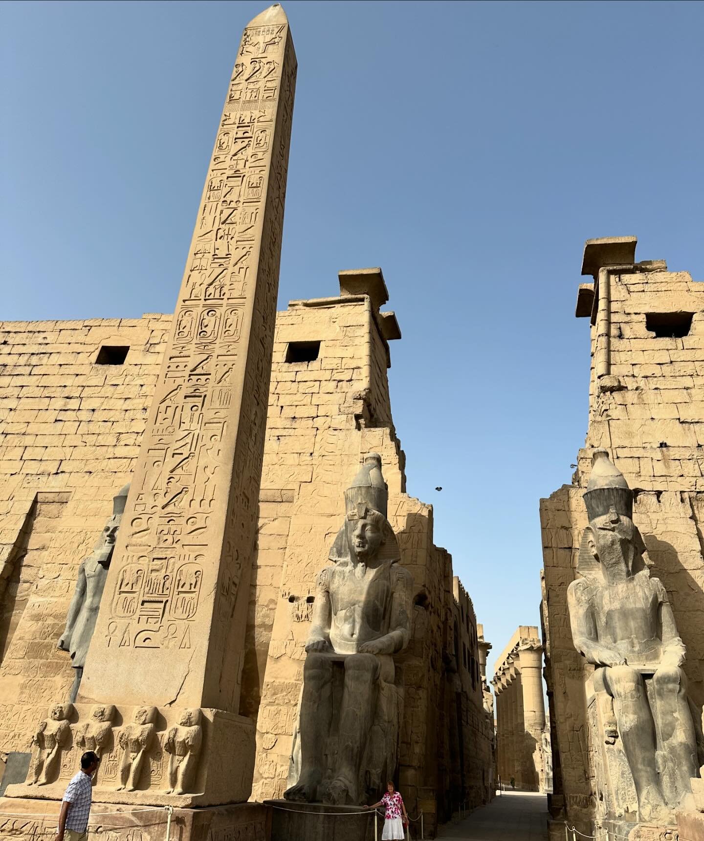 مسلة وتماثيل معبد الأقصر تجذب السياح بالأقصر