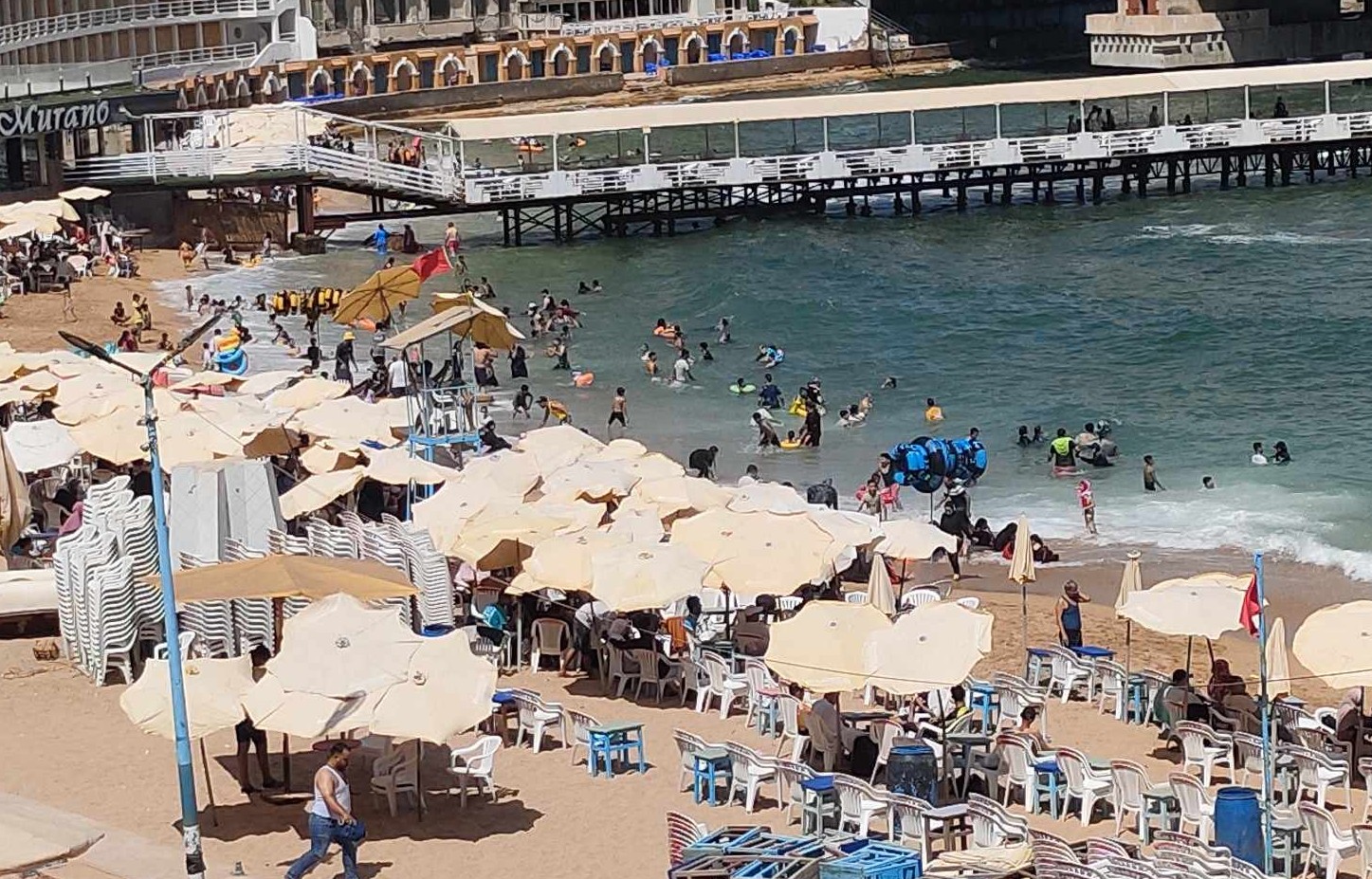 المواطنين يستمتعون بطقس عيد الاضحى على شواطئ الإسكندرية