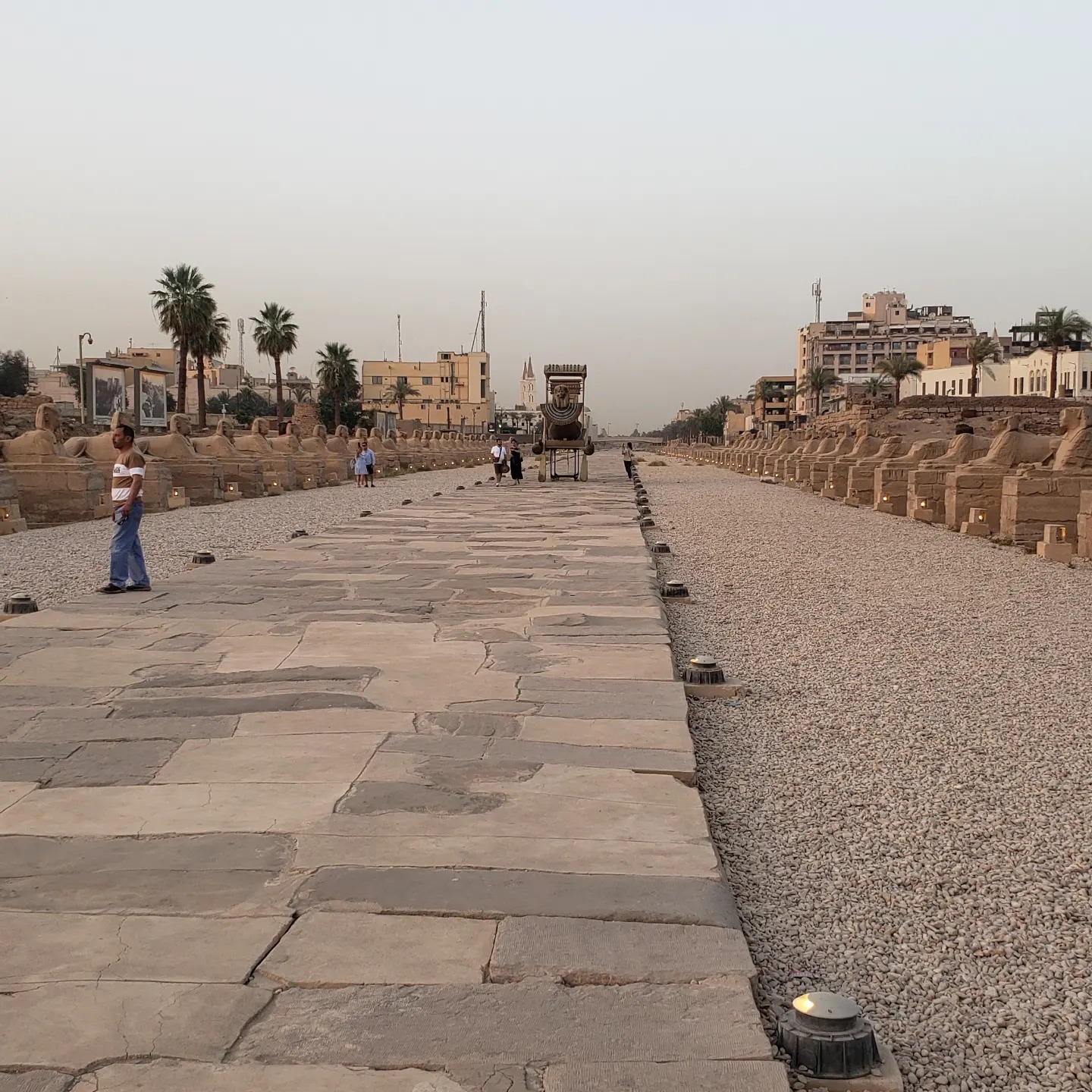 السياح داخل طريق الكباش يستمتعون بسحر التاريخ الفرعونى