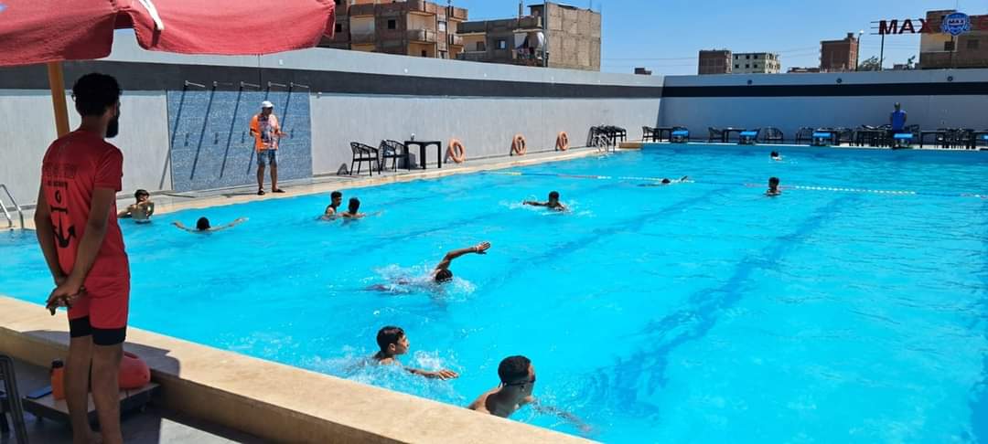 الإقبال على حمامات السباحة بكفر الشيخ