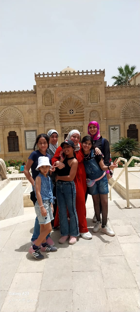 لقطات تذكارية للأسر المصرية خلال زيارة المواقع الأثرية