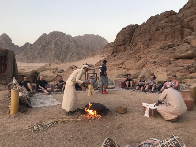 اعداد الاطعمة على نار الحطب اعداد الاطعمة على نار الحطب