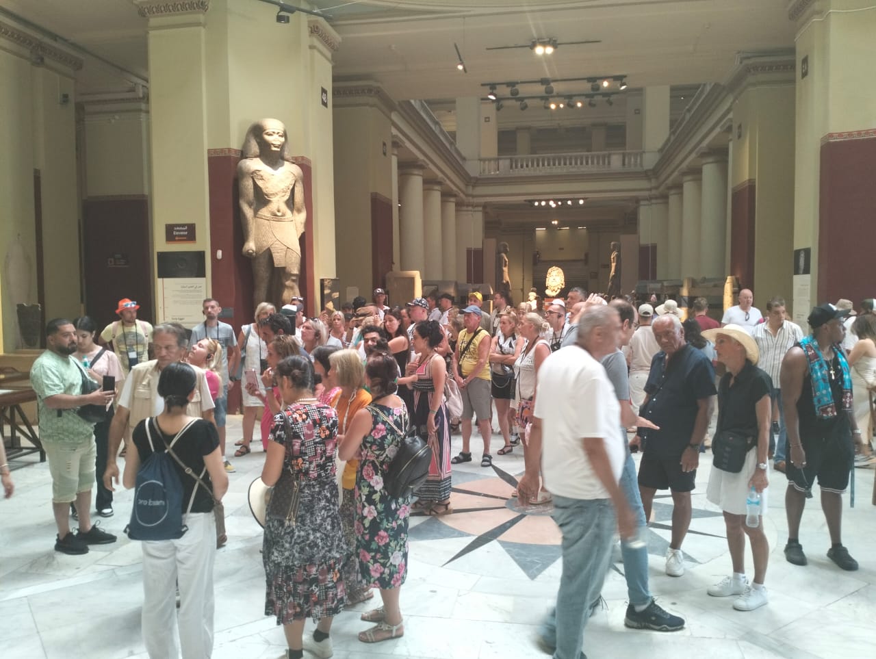 المئات يتواجدون بالمتحف المصري بالتحرير