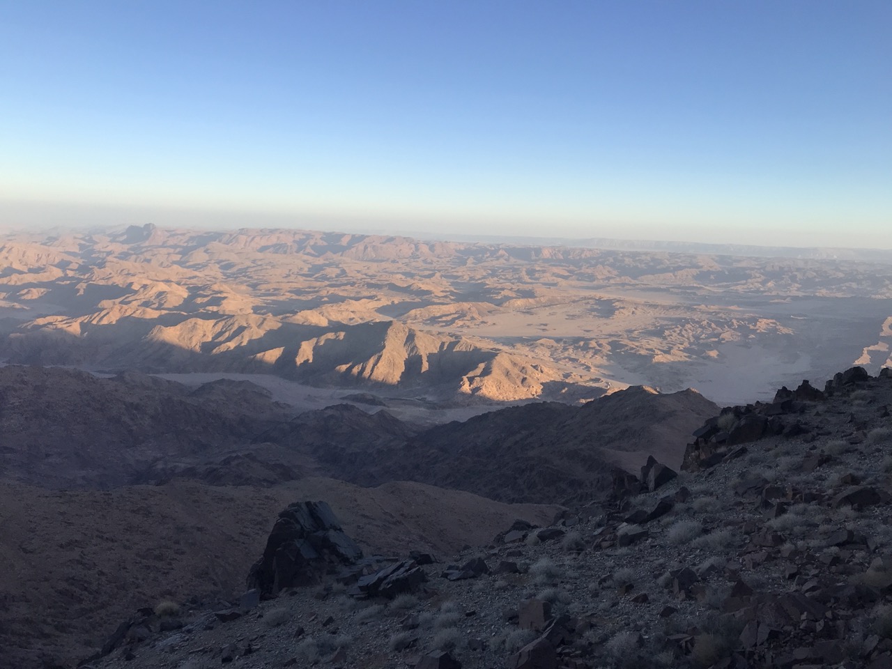 لوحة من الجمال تظهر رؤس الجبال من على قمة جبل الطربوش لوحة من الجمال تظهر رؤس الجبال من على قمة جبل الطربوش