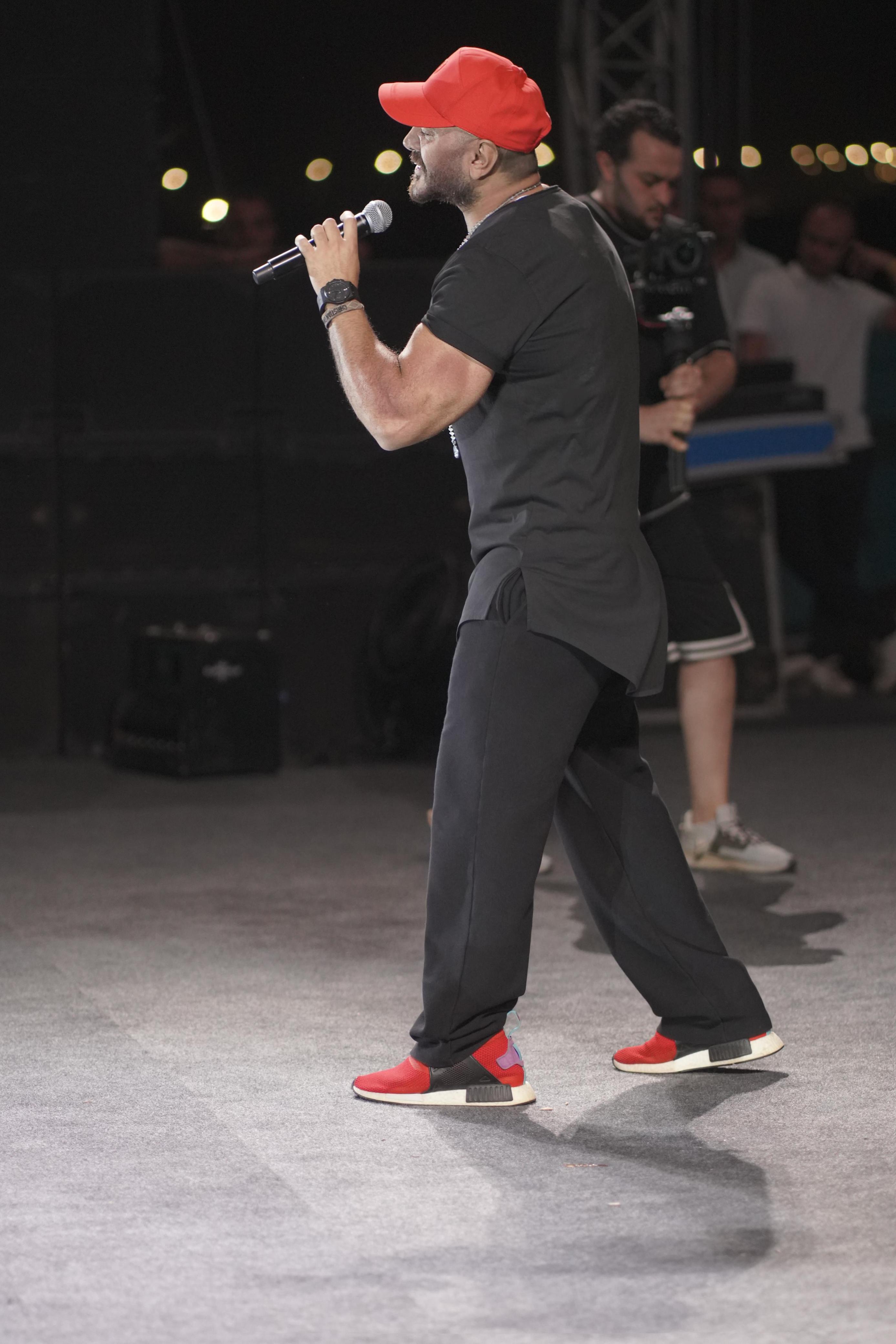 تامر حسني يفاجئ جمهوره بعروض استثنائية في حفله بالتجمع