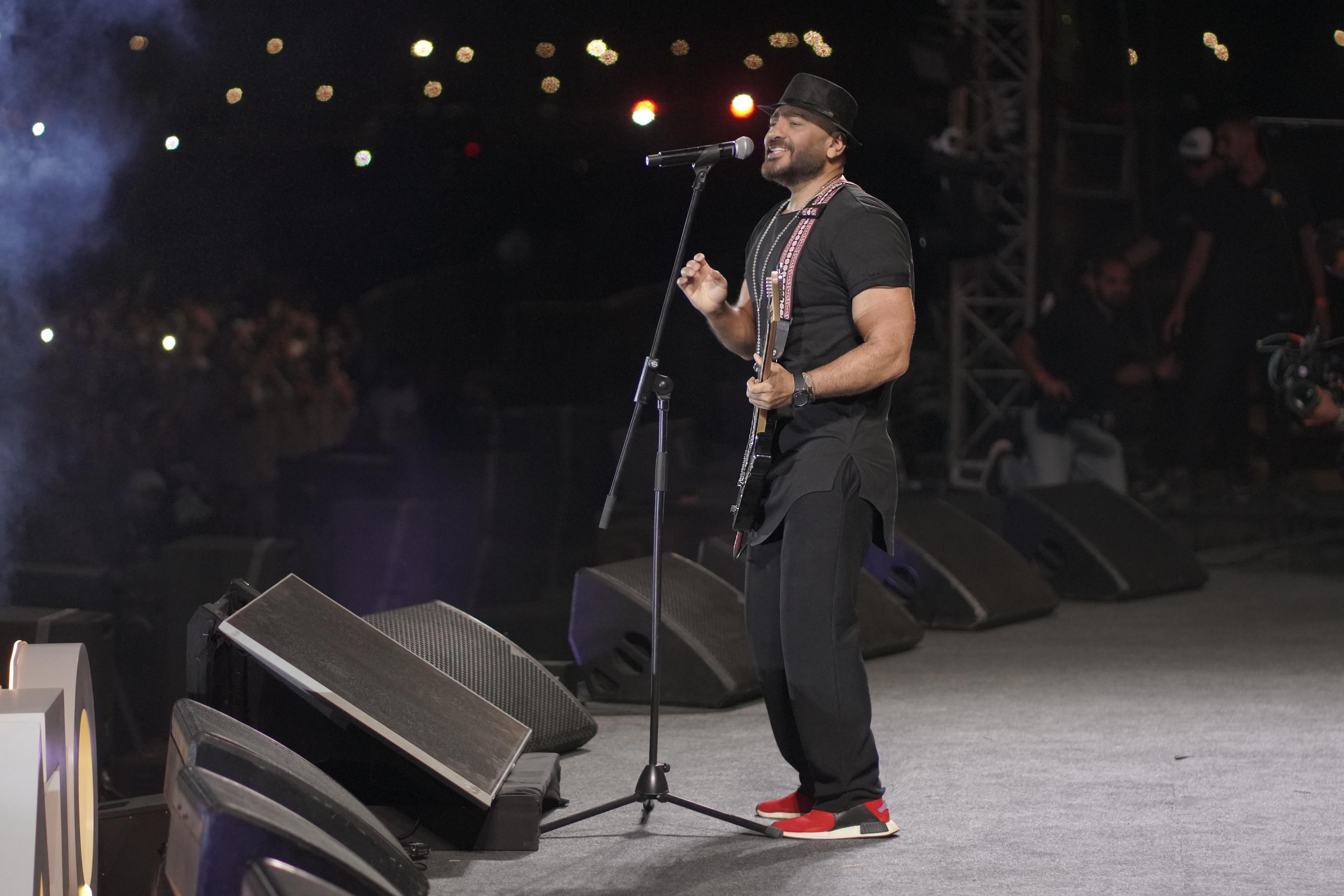 تامر حسني يفاجئ جمهوره بعروض استثنائية في حفله بالتجمع
