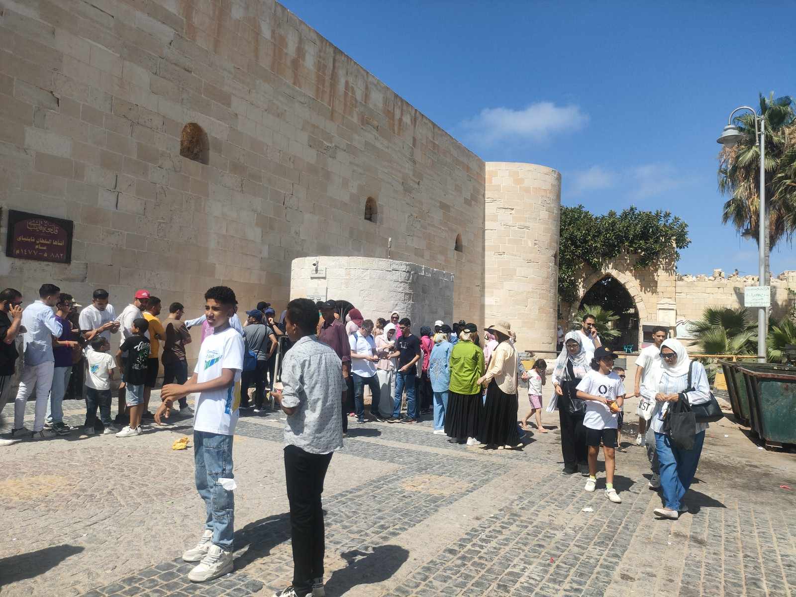 توافد الزائرين علي قلعة قايتباي الأثرية بالإسكندرية